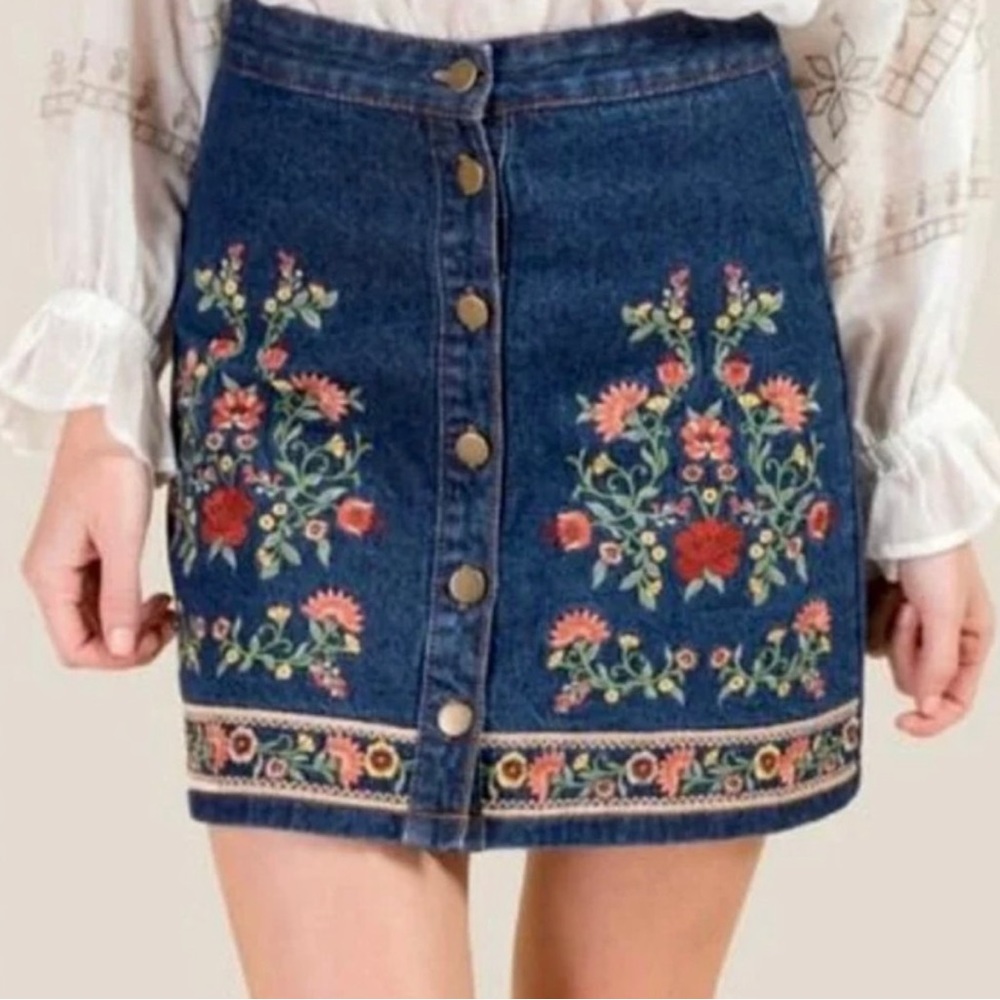 Emboidered denim skirt